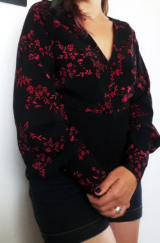 blouse manche bouffante noire et rouge fleurie