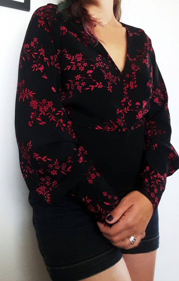 blouse manche bouffante noire et rouge fleurie