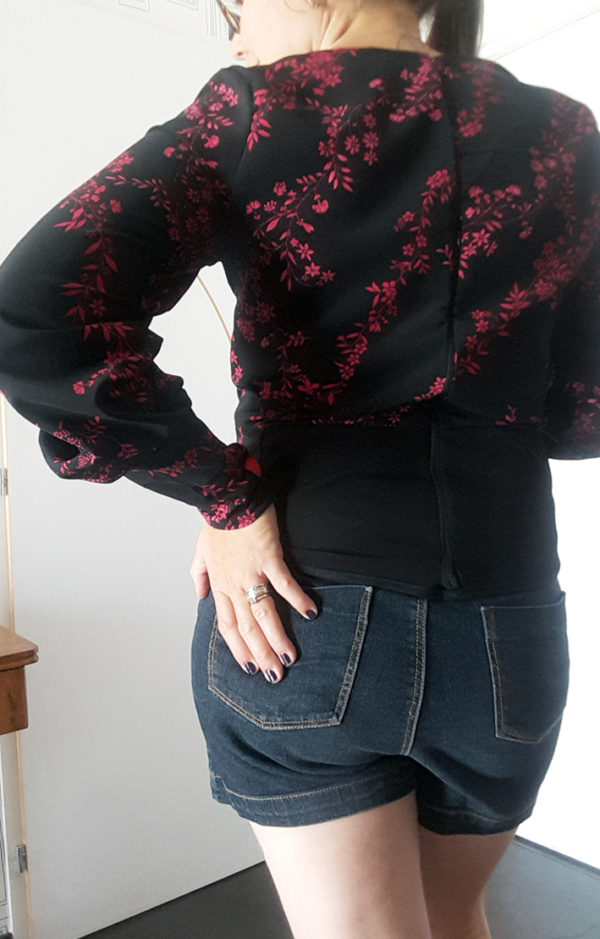 blouse noir et rouge fleurie de dos