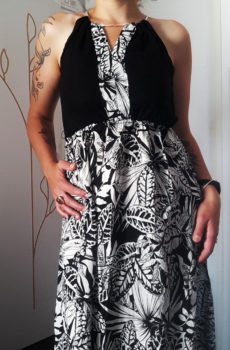 Robe à fleurs noires et blanches