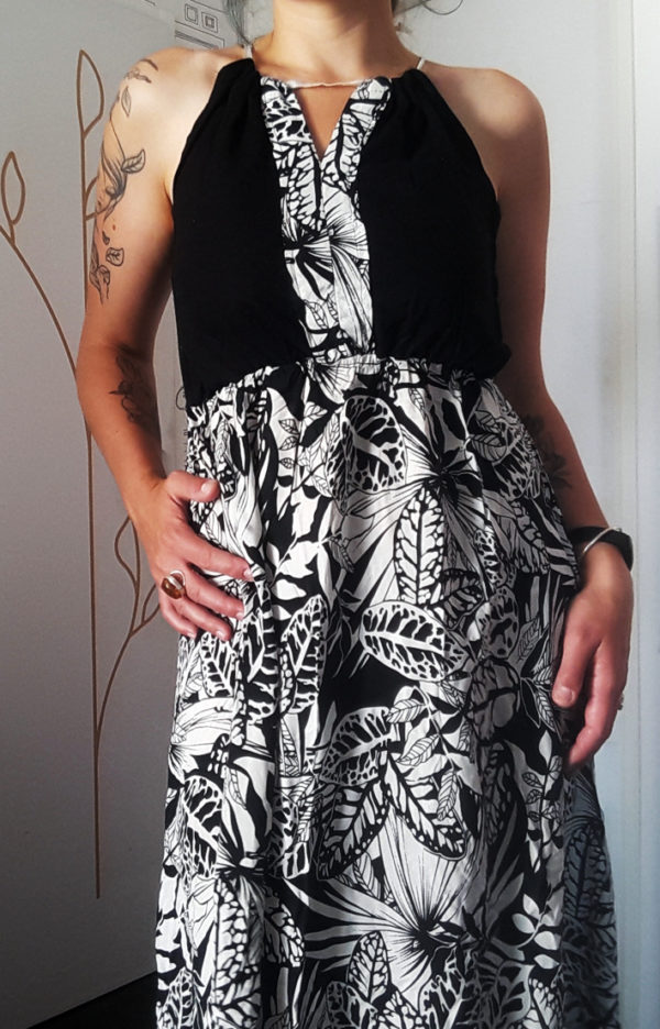 Robe à fleurs noires et blanches