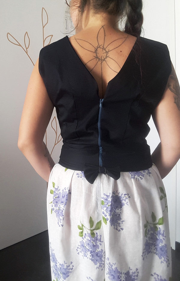 robe joyce avec ceinture intégrée vue de dos avec un décolleté