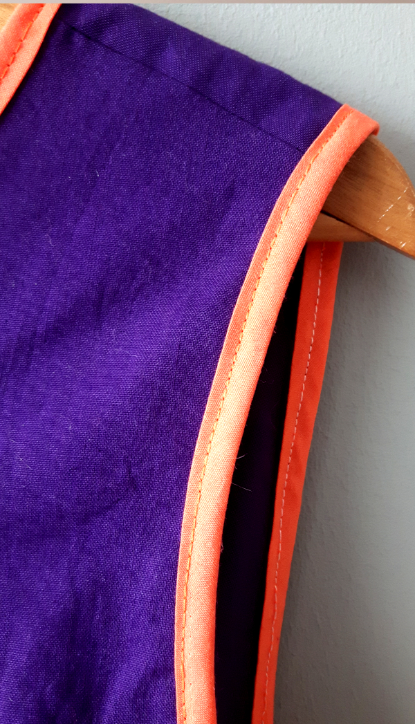 détail robe violette à l'épaule