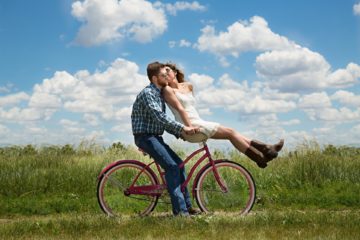 un couple amoureux sur le vélo en pleine nature