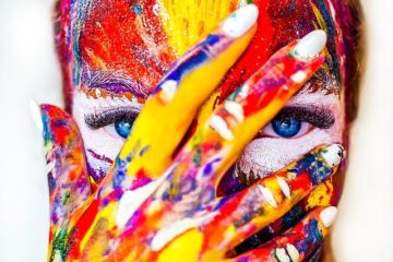 visage couvert de peinture multicolores