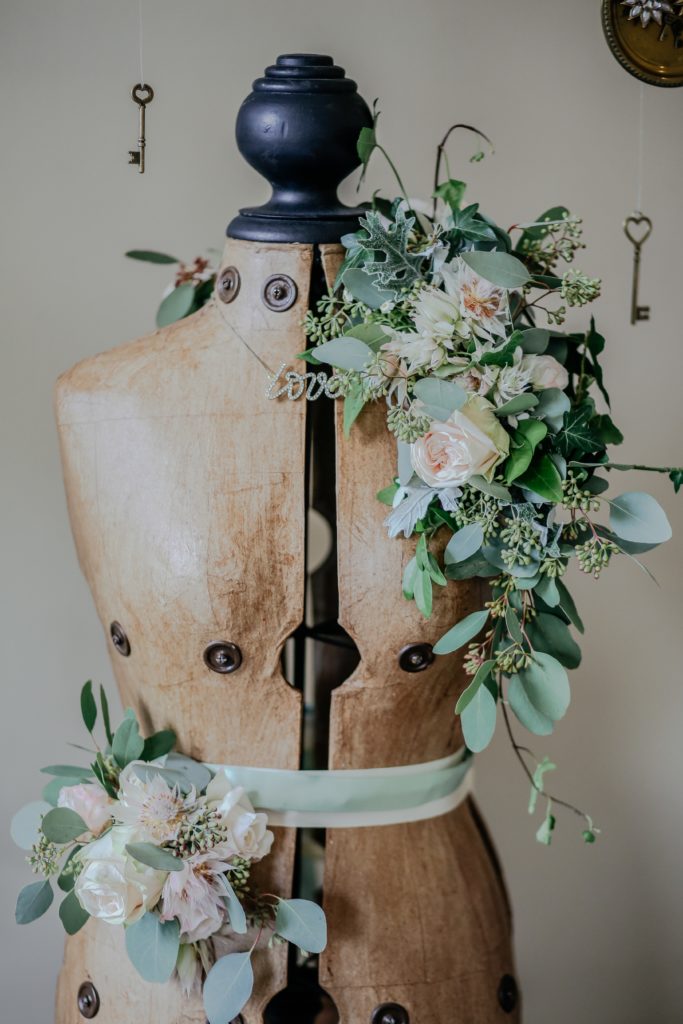 buste de couture en bois avec fleurs