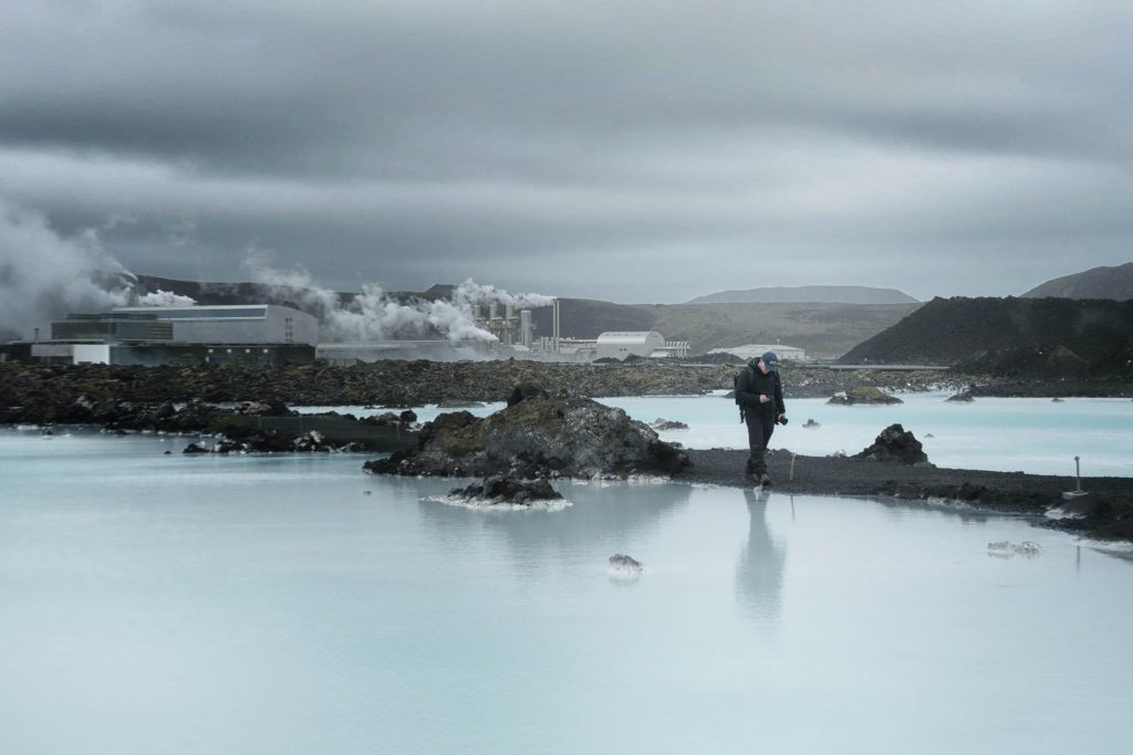 usine qui déverse de la fumée près d'un lac