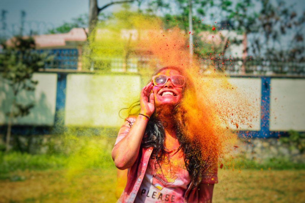 jeune fille souriante dans un nuage de couleur