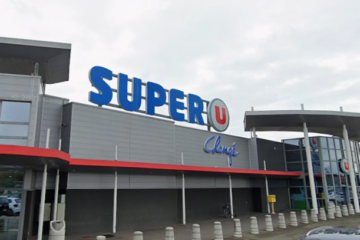 façade du super U de changé. couture et retouches dans la galerie commerciale