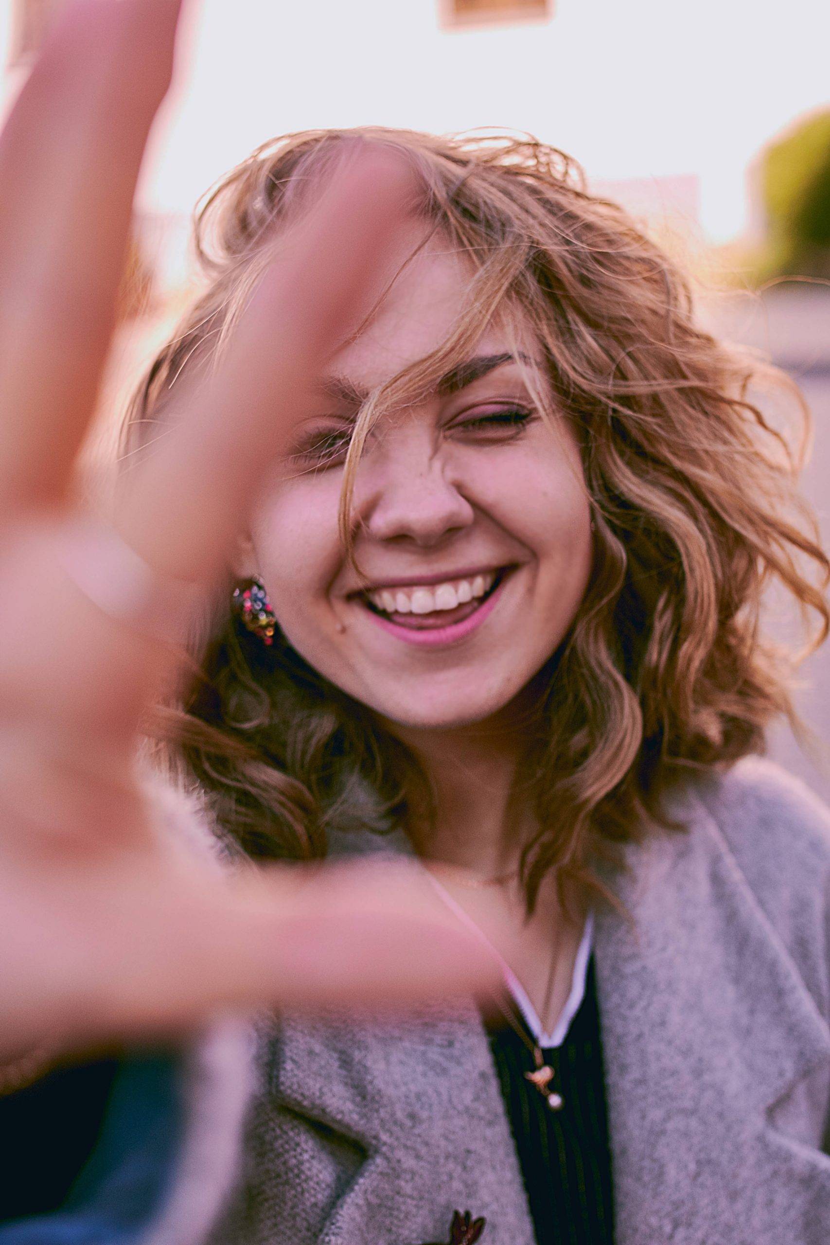 femme souriante cligannt de l'oeil