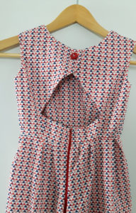 robe fillette de dos motif triangles